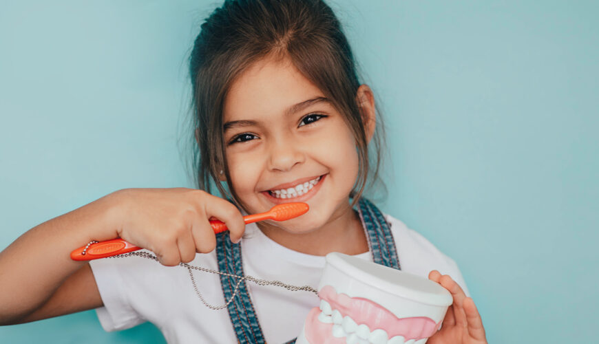 Dziewczynka myje zęby szczoteczką do zębów dla dzieci